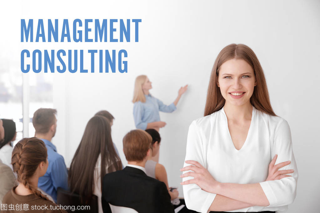 管理咨詢的概念。青年婦女和會議管理人員小組